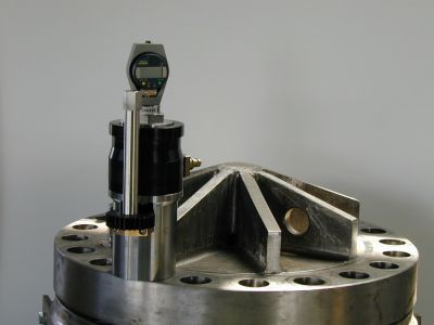 Individual tensioner on a flanged connection